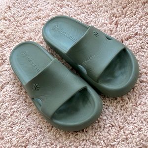 COPY - Tory Burch slide